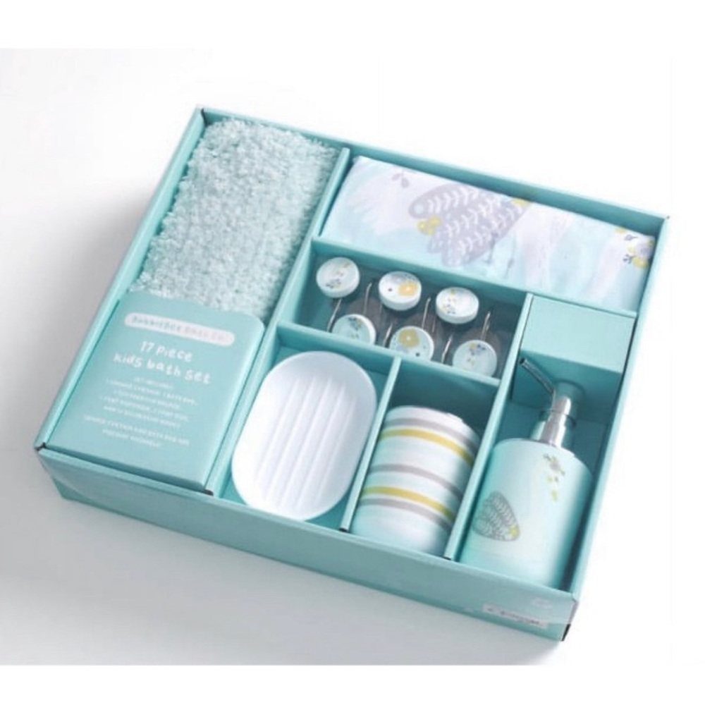 NWT - Super Cute Bubblebee Bath Co 17pc Kids Bath Set.